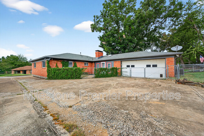Building Photo - 112 S Wood Ave