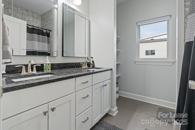 Building Photo - 122 Rutan Ct