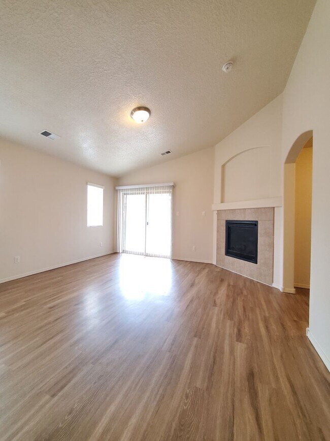 Building Photo - 3 bed 2 bath 1800 sq ft in Huning Ranch!