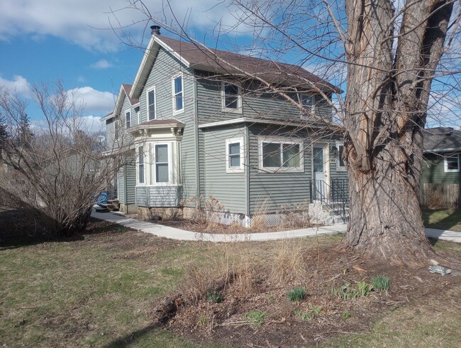 Building Photo - 544-548 E Holum St