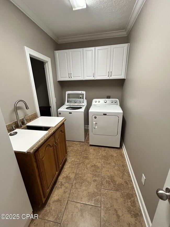 Building Photo - 2908 Country Club Dr