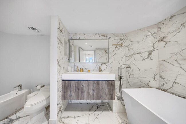 Building Photo - 1717 N Bayshore Dr