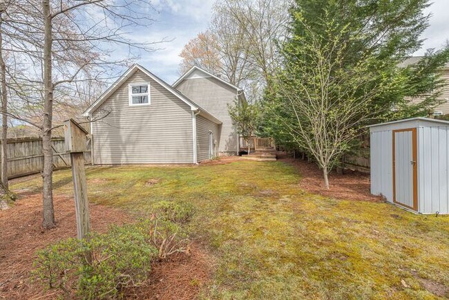 Building Photo - NW Large Updated Home! LR, DR, Den, FP, Ha...