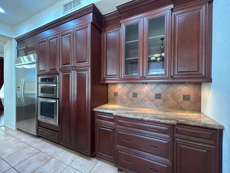 Building Photo - 9885 S La Rosa Dr