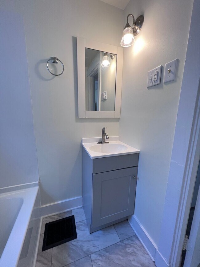 Building Photo - Cozy 1BR apartment now available!