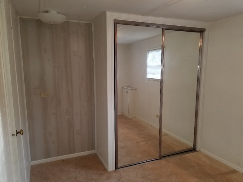Building Photo - 41 Thicket Rd