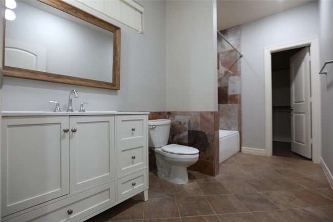 Building Photo - 4215 Lillian St