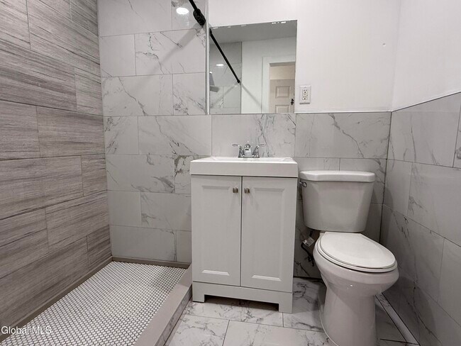 Building Photo - 479 2nd St