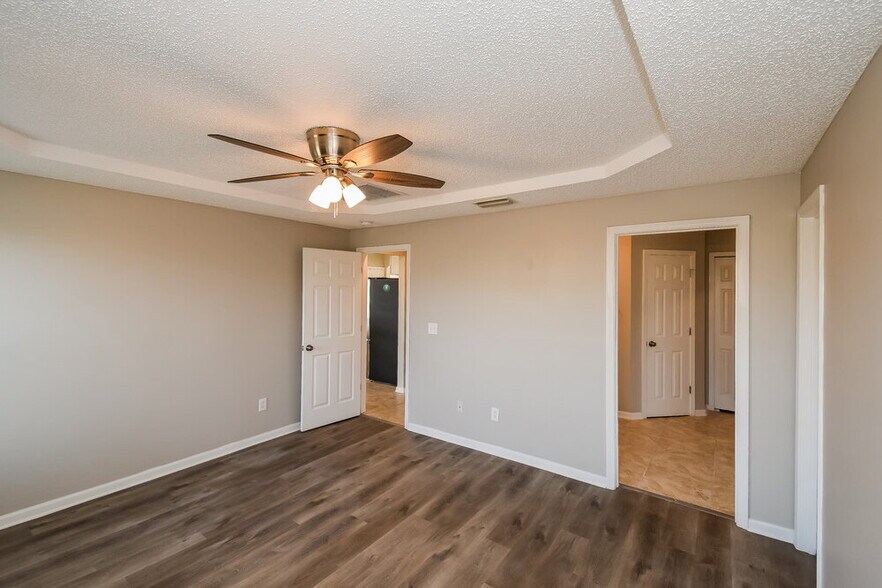 Building Photo - 2711 Ravine Hill Dr