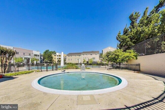 Building Photo - 4139 S Four Mile Run Dr