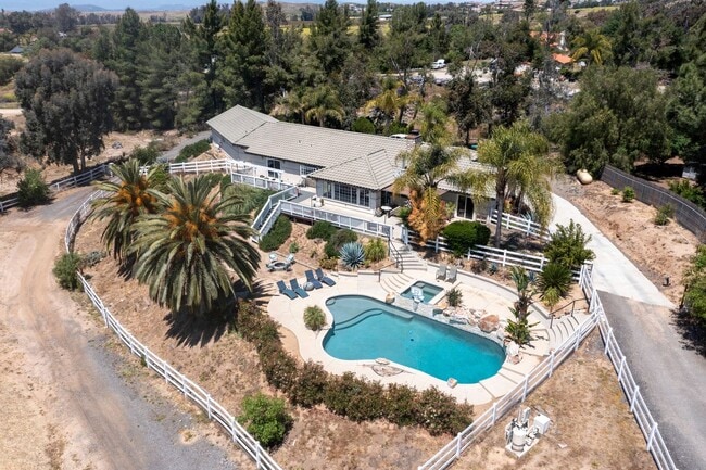 Building Photo - RANCH STYLE POOL HOME ON 2+ ACRES IN THE H...