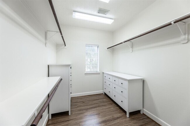 Building Photo - 28506 Woodlark Dr