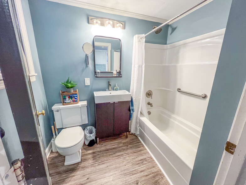 Shower tub combo and bluetooth vent speaker - 2031 Eversong Ln