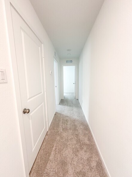 Building Photo - 910 Sandhill Crane Ln