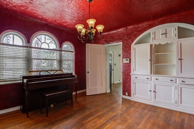 Building Photo - Charming Tuscany Villa block away from TTU