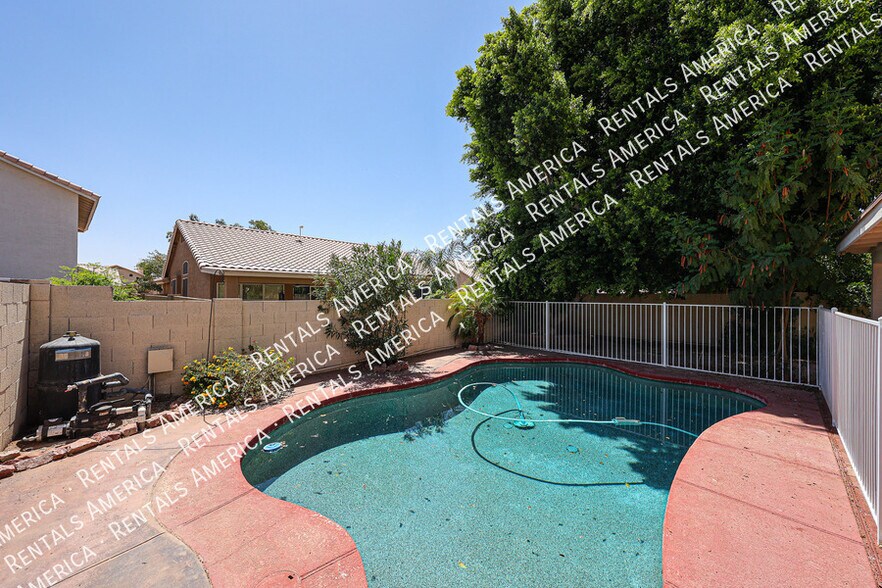 Building Photo - 820 N Granada Dr