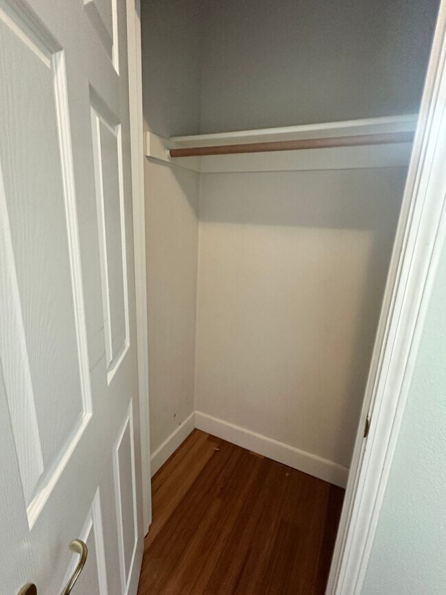 Building Photo - 2 Bed, 2 1/2 Bath townhome close to the River! Free month's rent on a 1 year lease!