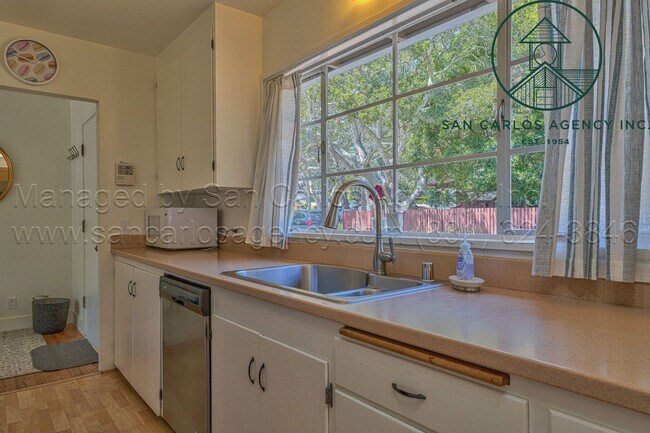 Building Photo - Furnished Two Bedroom Carmel Cottage