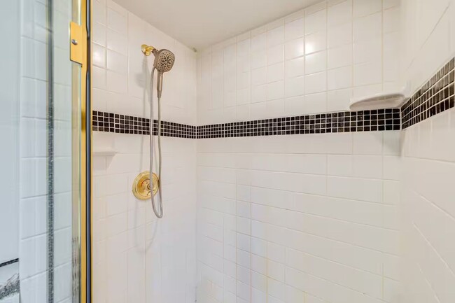 Building Photo - Fully Furnished Daylight Basement 2 Bedroo...
