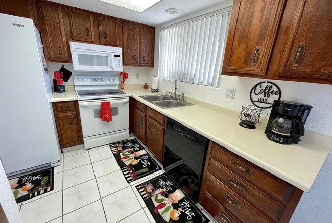 Building Photo - Furnished short term pool home - Available...