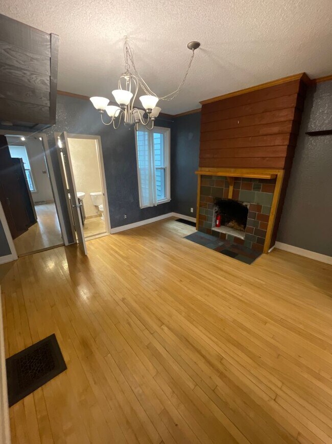 Building Photo - AVAILABLE NOW - 3 Bedroom/1.5 Bath Home wi...