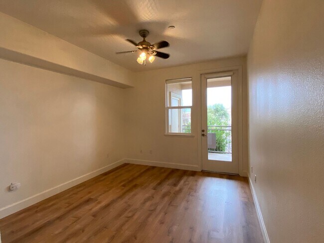 Building Photo - Beautiful Phoenician Apartments - 2 Bed, 2...