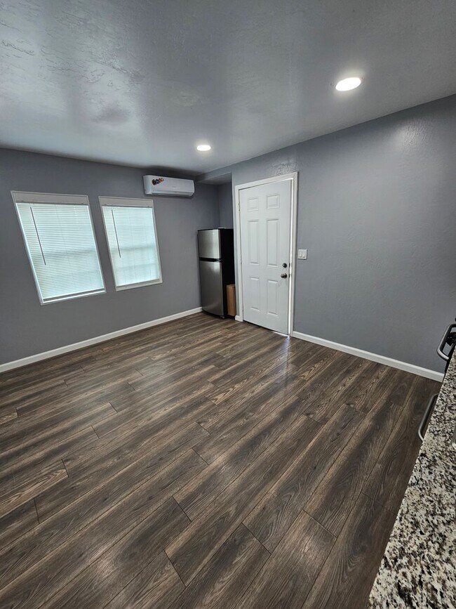 Building Photo - 908 6th St