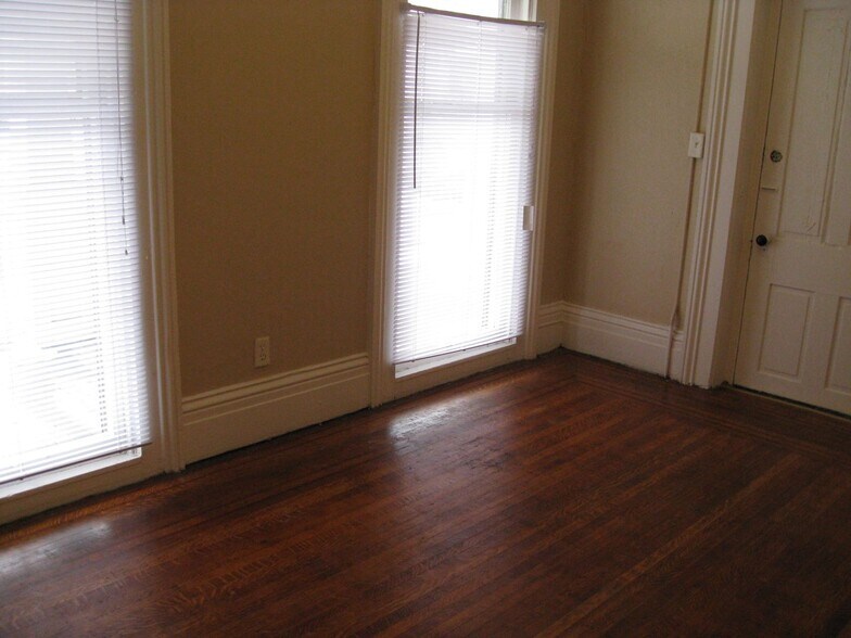 Building Photo - 912 N 10th St