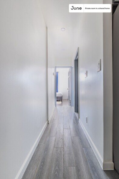 Building Photo - Private bedroom in 4 bed/2 bath Home