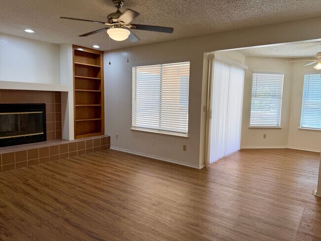 Building Photo - 4 Bed, 2.5 Bath Home with 3-Car Garage in Clovis Unified School District