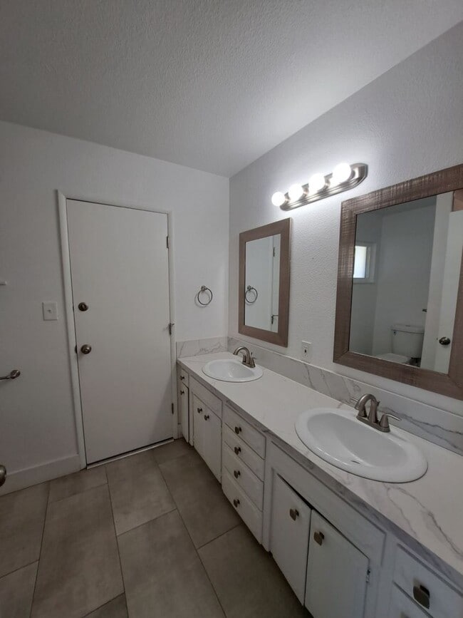 Building Photo - Beautiful 6-Bedroom Home with Pool & Outdo...