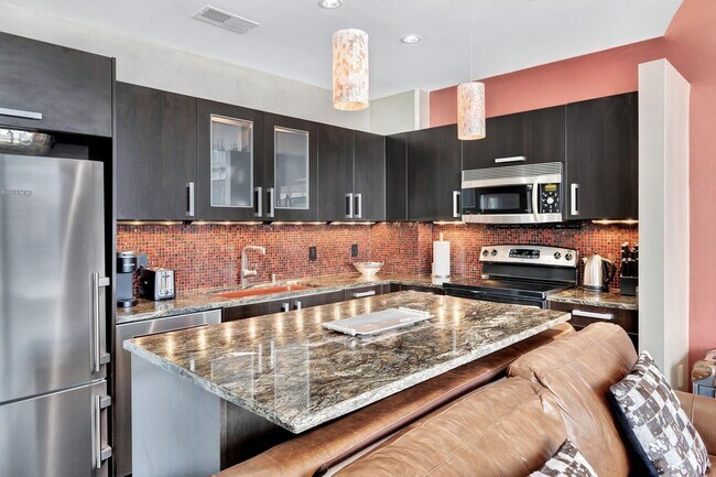 Building Photo - Fully Furnished 15th Floor Condo At Icon I...