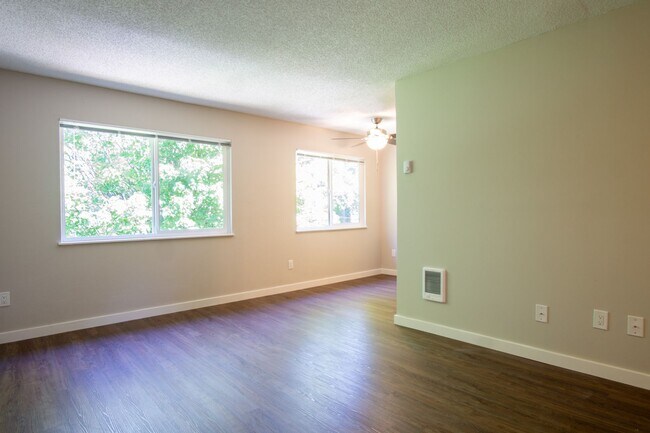 Building Photo - Inner East Side Updated 1Bdr w/Dishwasher & Off-Street Parking!
