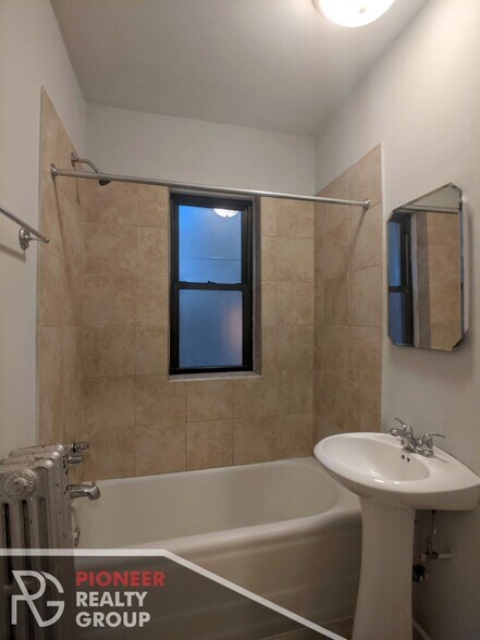 Building Photo - 4641 N Paulina St