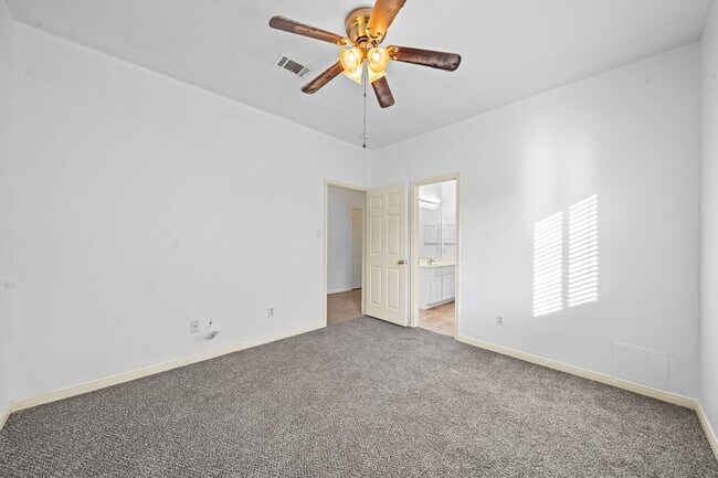 Building Photo - 4815 Plum Forest Rd