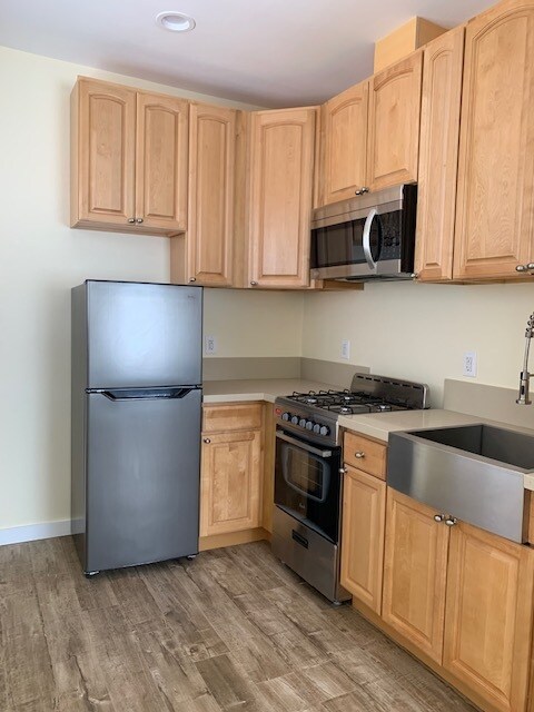 Building Photo - 10404 S Main St