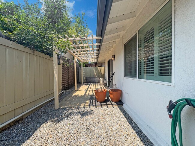 Building Photo - Beautifully Maintained 2B/2BA in Central E...