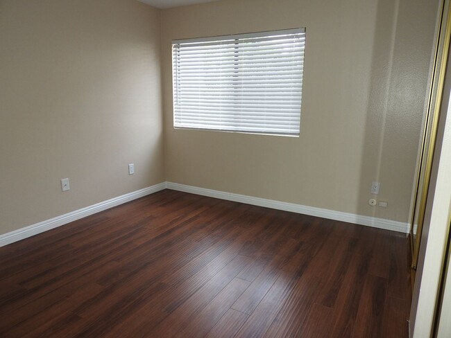 Building Photo - CENTRALLY LOCATED 1 BR CONDO