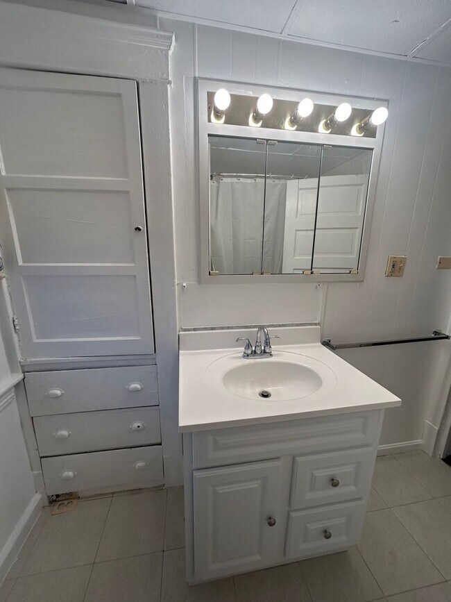 Building Photo - Charming 3-Bedroom Property in Prime Location