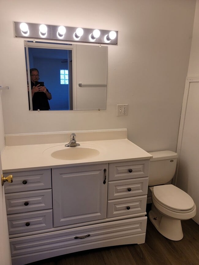 Building Photo - Cozy, partially remodeled 1 bedroom apartm...