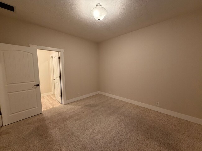 Building Photo - Dual Primary Suite's. 2 Bedroom / 2.5 Bathroom Single Level Home in NE Bend