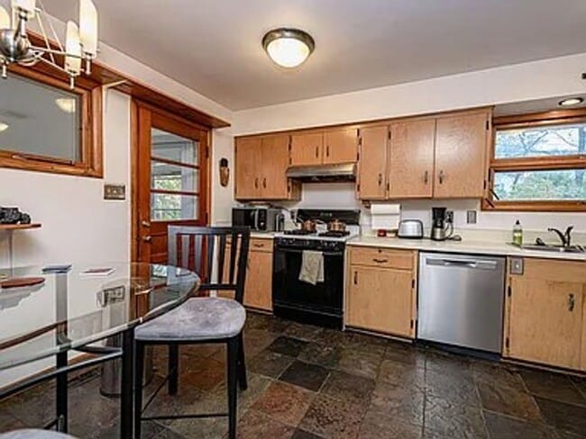 Building Photo - Marvelous 4 Bed 2.5 Bath House In Quarry H...