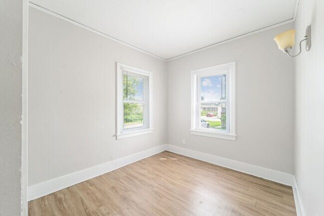Building Photo - 1021 W 22nd St