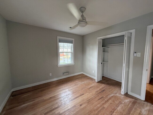 Building Photo - Three Bedroom Two Bath Home in Ridgeview/Parham & Ridge Area. Available in December!