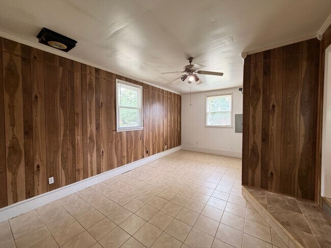 Building Photo - Available Immediately! 3 Bedroom 1 Bath + Bonus & Screened in Porch