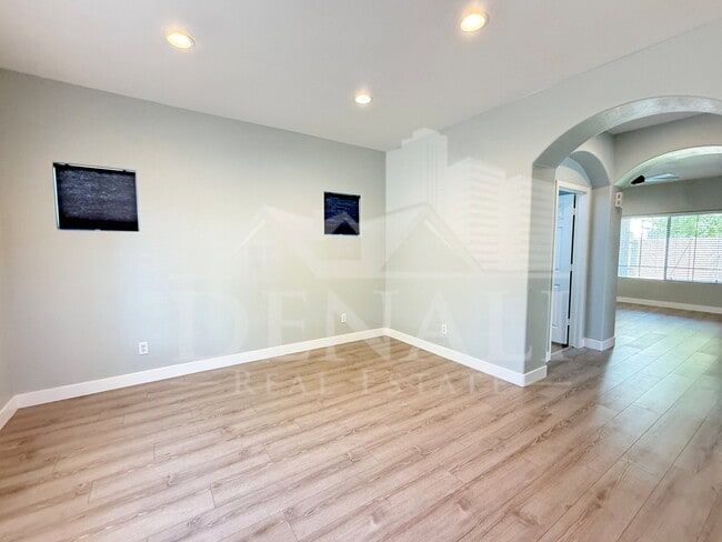 Building Photo - 3998 W Roundabout Cir