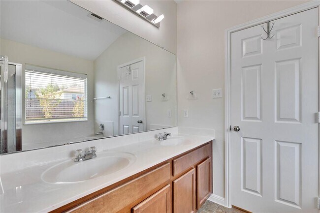 Building Photo - 600 Lakemont Dr
