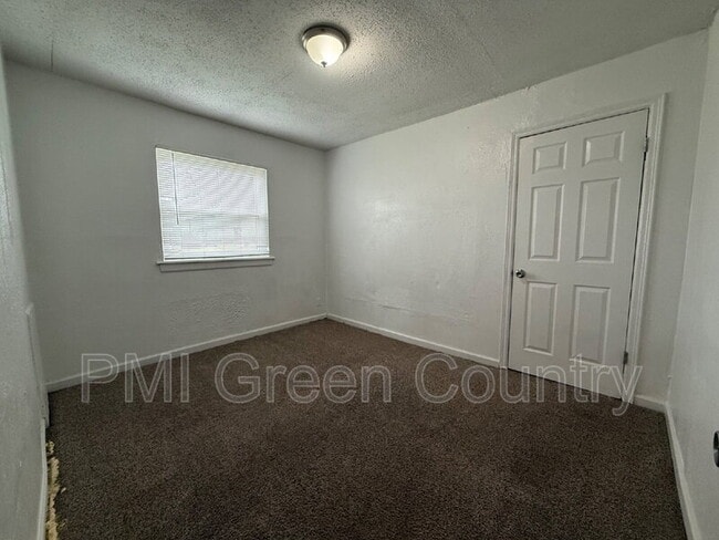 Building Photo - 5926 N Frankfort Ave