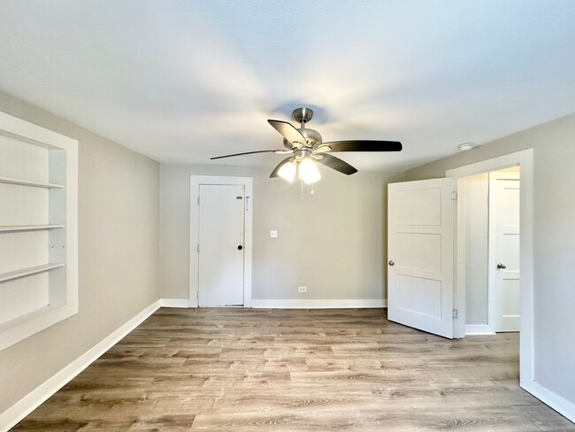 Building Photo - Available Now! Charming & Updated 3-Bedroo...