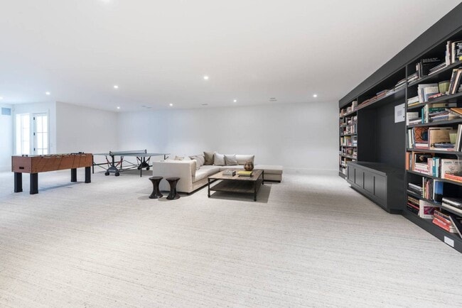 Building Photo - 571 Pauls Ln